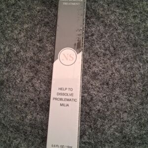 Milia Remover Treatment - White & Black Box